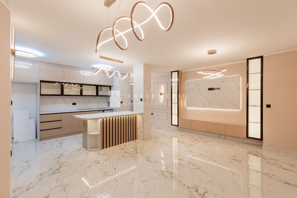 Kompletno renoviran dvosoban stan 95 m² sa četiri terase – centar Igala